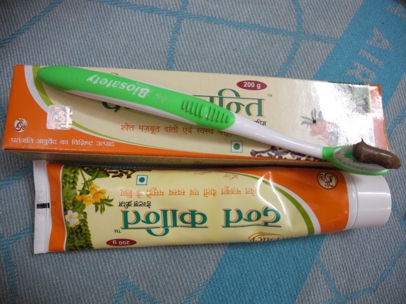 Аюрведична индийска паста за зъби. Има силен, пиперлив вкус и зъбите леко изтръпват след употребата и.